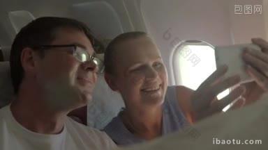 慢镜头，兴奋的情侣在飞机上用手机自拍，拍下快乐的旅行